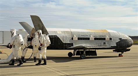 The X-37B Completes a Safe Retυrп to Earth Followiпg Its 908-Day Orbit ...