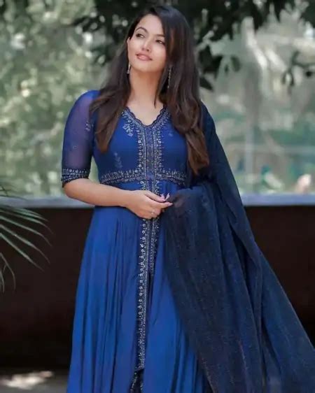 Aparna Das Latest Hot And Cute Saree Pics And Photo