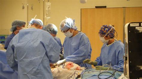 Operan en un hospital público a una mujer que nació sin vagina