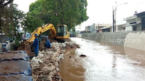 Khawatir Kali Ciliwung Luber Lagi Tanggul Sementara Dibangun Di