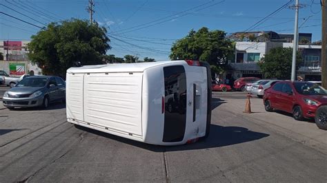 La vagoneta terminó volcada Chocan auto y camioneta en calles de