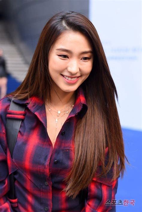 Sistar Bora Shows Off Her Gorgeous Legs At Recent Event — Koreaboo