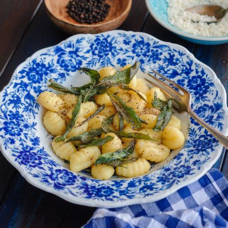 Gnocchi di Patate con Burro Nobile e Salvia La compagnia della qualità