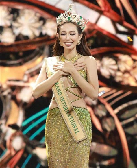 Miss Grand Thùy Tiên thả rông khoe ngực trần đầy quyền lực với suit