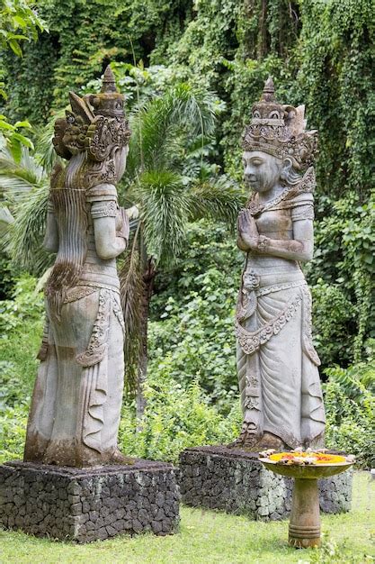 Escultura De Piedra Tradicional En La Isla Jard N Bali Ubud Indonesia