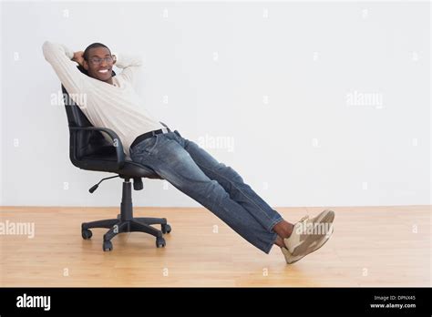 Jeune Homme Assis Dans Un Fauteuil Banque De Photographies Et Dimages