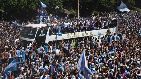 Descontrol en Buenos Aires un hincha quiso saltar al ómnibus de