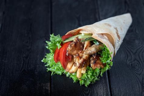 Shawarma enrolado em carne grelhada úmida lavash cebola ervas e