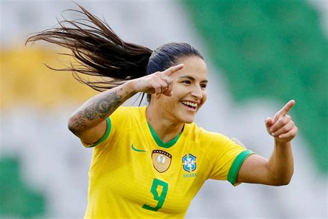 Debinha Conhe A A Jogadora Da Sele O Feminina Do Brasil