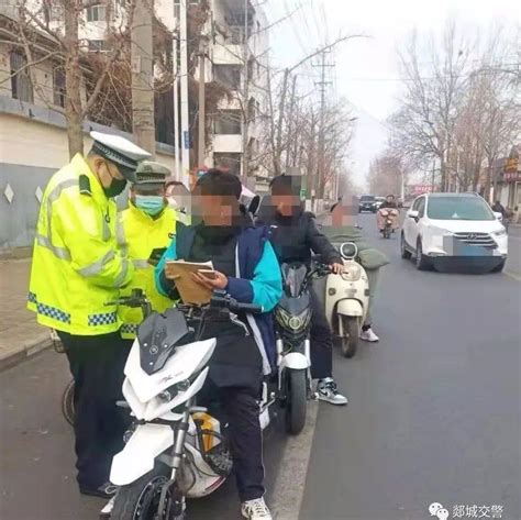 嘀嘀嘀~郯城交警劝导大家，带好头盔再出发 李某 自行车 摩托车