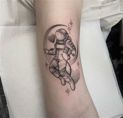 astronaut tattoo | Astronaut tattoo, Minimalist tattoo small, Side ...