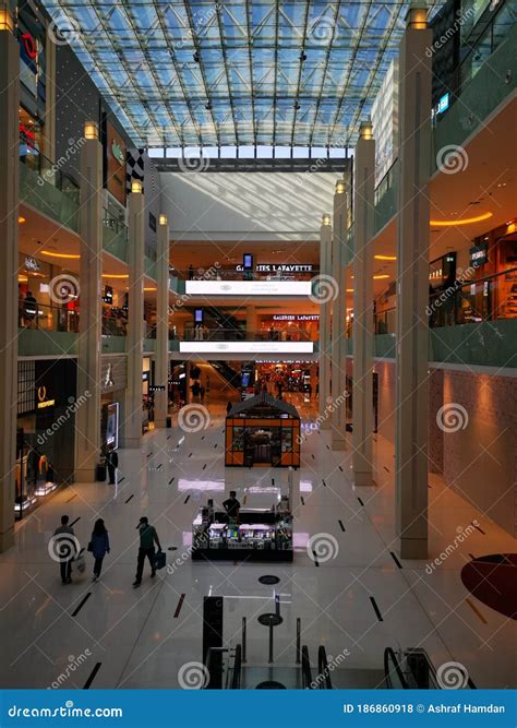 Shoppers Coming Back To Dubai Mall After Reopening, June 2020, Dubai