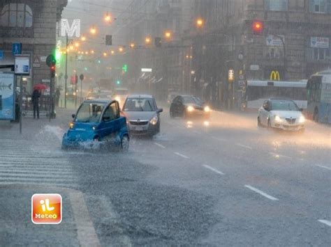 Meteo Genova oggi pioggia e schiarite Lunedì 1 nubi sparse Martedì 2