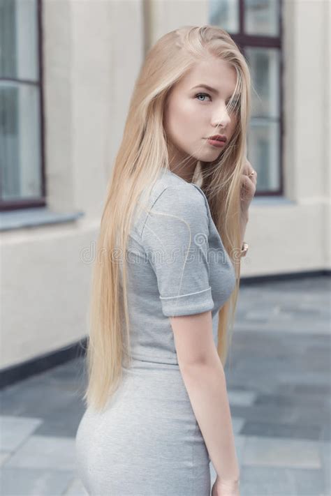 Het Zachte Portret Van Een Mooi Leuk Meisje Met Lang Blond Haar Met