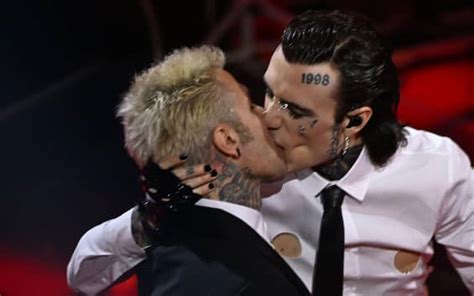 Il Bacio In Bocca Tra Rosa Chemical E Fedez Al Festival Di Sanremo