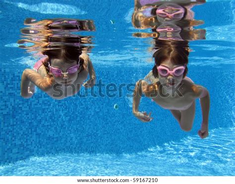 Two Girls Swimming Underwater Pool库存照片59167210 Shutterstock