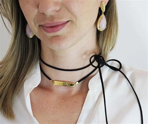 Colar Chocker camurça longo placa love no Elo7 Pimpinela D75D41