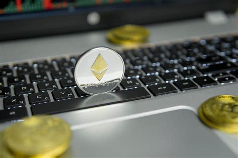 Moneda Ethereum De Plata Dorada Con Monedas De Oro Sobre Un Teclado