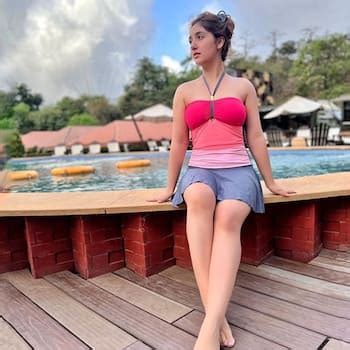 Hot Sexy Ashnoor Kaur Bikini Pics