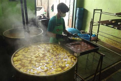 Perajin Tahu Tempe Di Bandung Produksi Lagi Ada Yang Pilih Naikan