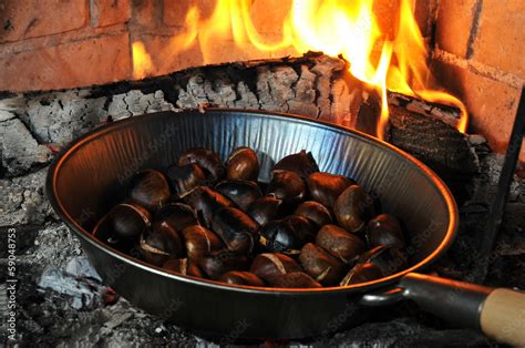 Foto De Castagne Alla Brace Caldarroste Su Padella Bucata Nel Camino