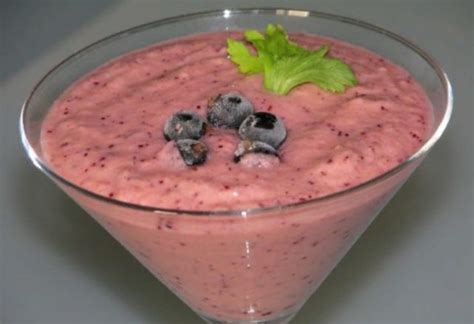 Smoothie Mit Schwarzen Und Roten Johannisbeeren Mit Erdbeere Apfel