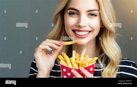 KI Generiert Eine Junge Blonde Frau Isst Genussvoll Ihre Pommes Frites Mit Den Fingern