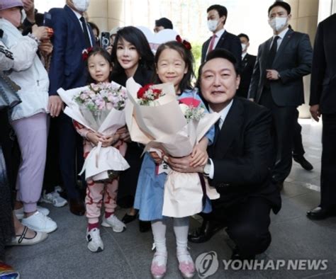 윤석열 시대 무지개 뜬 尹대통령 취임식 현장하늘색 넥타이 메고 자유 35번 외쳐