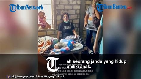 Seorang Wanita Menangis Tersedu Sedu Di Hadapan Nenek Sebatang Kara