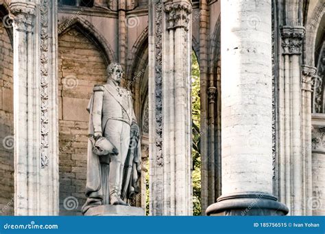 Estatua Del Rey Leopold I Dentro Del Monumento a La Dinastía En Laeken