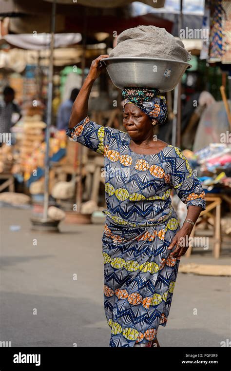 Lom Togo Jan La Mujer Togolesa No Identificado Lleva Una