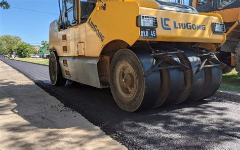 PERSONAL Y MAQUINARIAS MUNICIPALES REPAVIMENTAN LA CALLE SÁENZ PEÑA