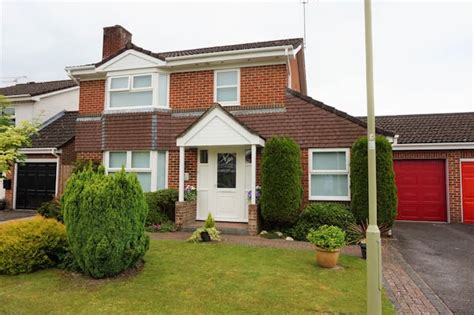 3 Bedroom Detached House For Sale In Driftwood Gardens Totton