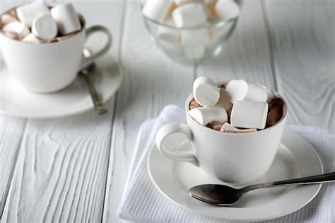 Premium Photo Mug With Hot Chocolate And Marshmallows On Wooden Table