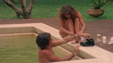 Adrienne Delorme Nude Pics Página 1