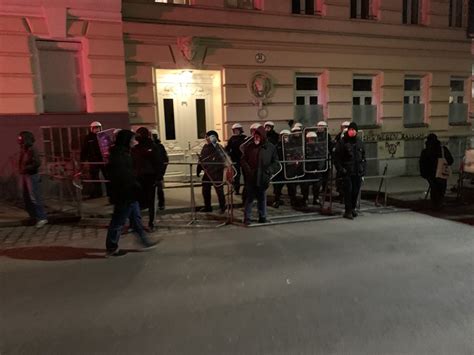 Markus Sulzbacher On Twitter Fotos Von Der Demo Gehen Den Keller Der