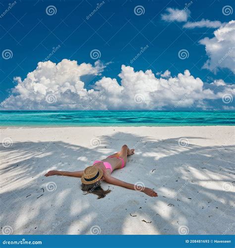 Frau Im Bikini Am Tropischen Strand Unter Der Palme Stockbild Bild