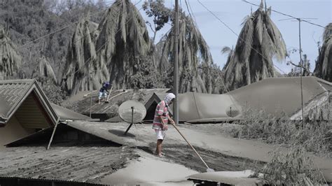 Taal Volcano Eruption Thousands Of People Flee As Ash Covers Houses