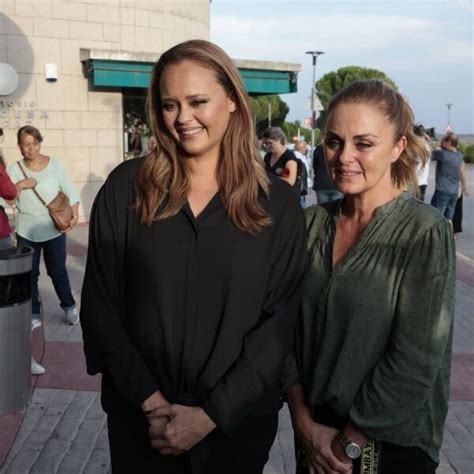 Shaila Dúrcal y Carmen Morales en el tanatorio para dar el último adiós