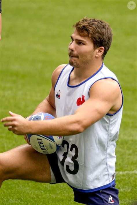 Antoine Dupont La première photo du rugbyman avec un casque enfin