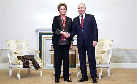 Putin se reúne Dilma e elogia sua liderança no banco dos Brics