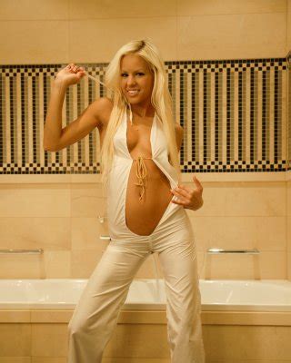 Une Blonde Devient Folle Dans Les Toilettes D Un Restaurant Photos Porno Photos XXX Images