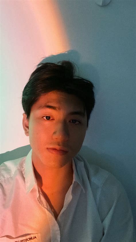 Hot boy hàng không mới nổi hút fans nhờ vẻ đẹp tự nhiên giản dị ấm áp