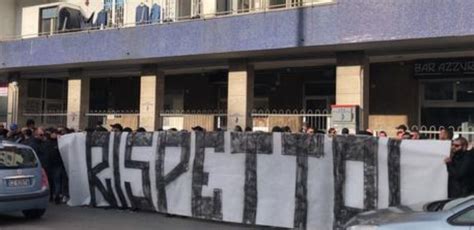 Protesta Dei Tifosi Del Napoli Contro I Calciatori Mercenari Siete