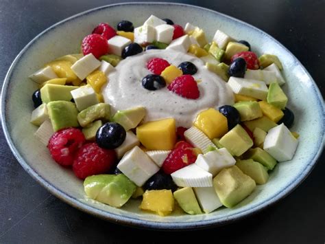 Ensalada de frutas y queso fresco con salsa de yogur Poesía de Fogón