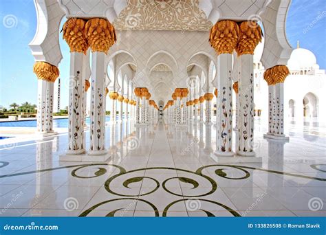 Sheikh Zayed Grand Mosque in Abu Dhabi Interior Stock Photo - Image of ...