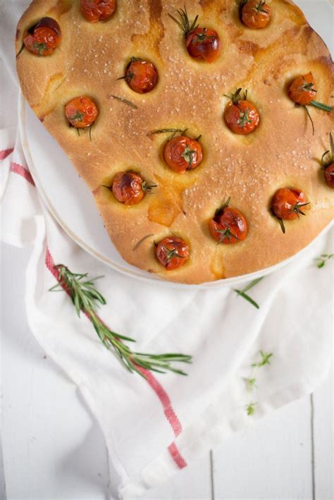 FOCACCIA Z POMIDORKAMI I ROZMARYNEM CookMagazine