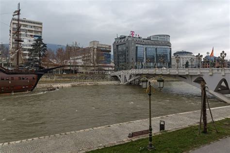 Río Vardar Que Pasa A Través De La Ciudad Del Centro De Skopje El