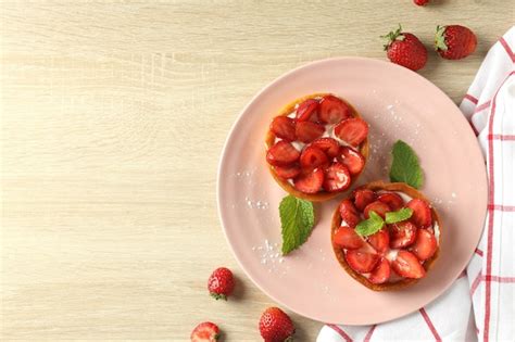 Concepto De Comida Sabrosa Con Tarta De Fresa En Mesa De Madera Foto