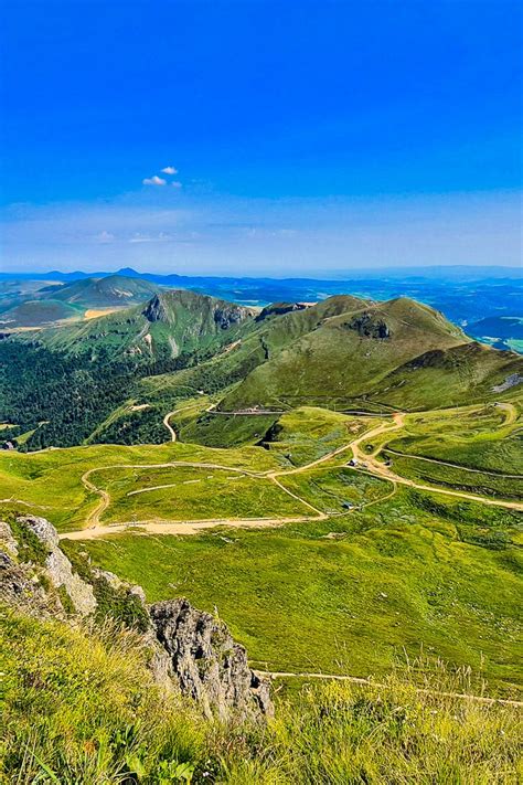 Massif du Sancy le chemin des crêtes vers le Roc de Cuzeau et le